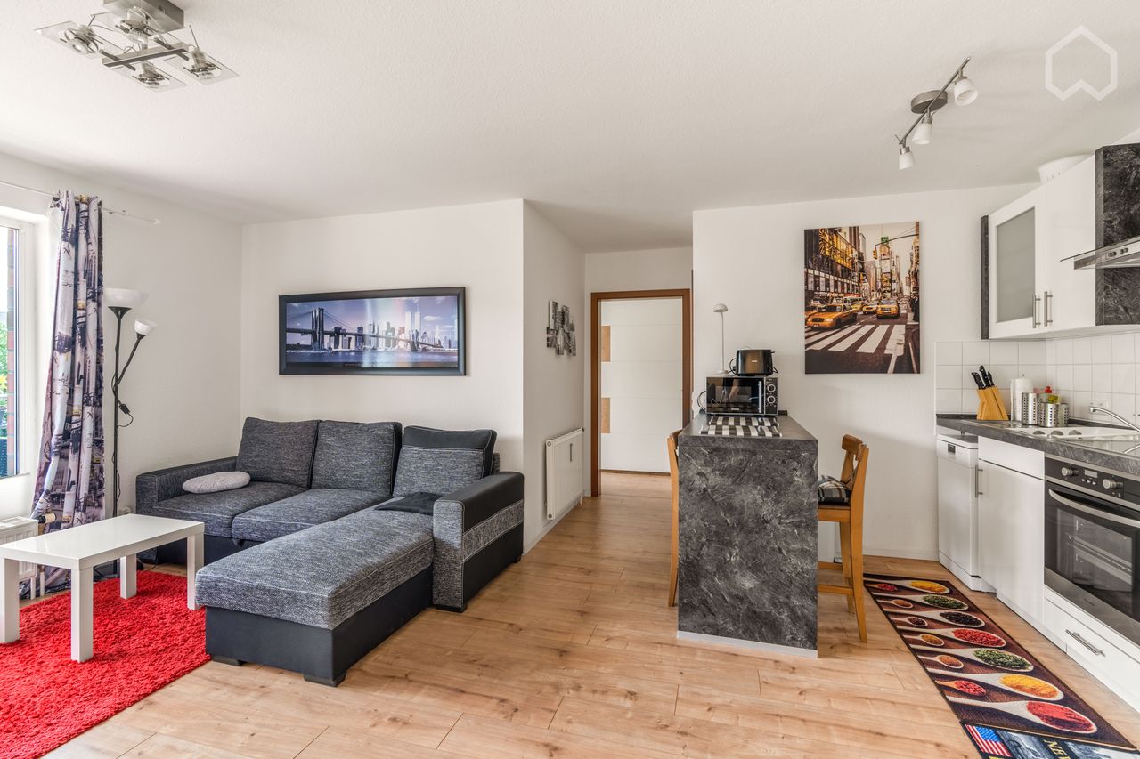 Modern, bright top apartment with balcony, underground parking space & access to private park, 5 min from the main train station in Neuss