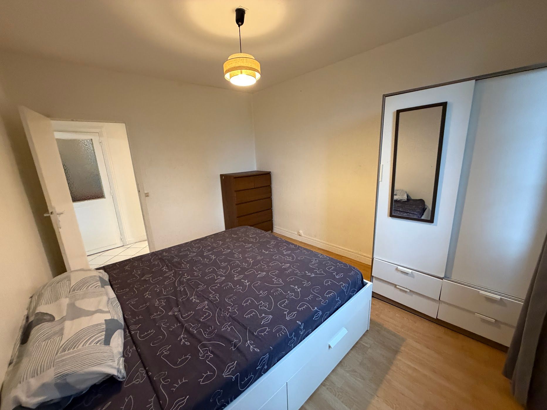 Location Chambre meublée pour fille en appartement avec jardin privé RER A (loyer tout in