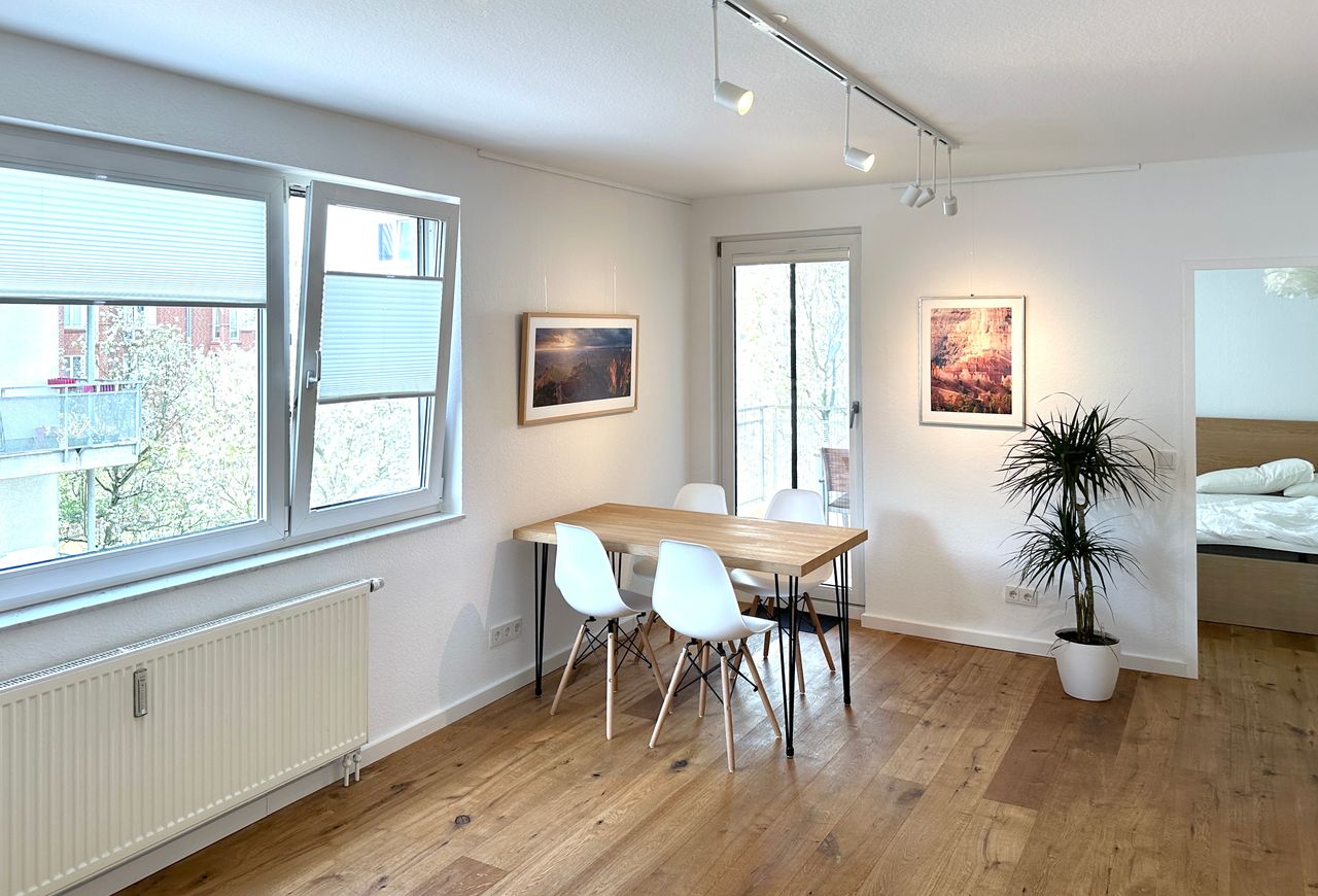 Bright and renovated appartment, w/ Parking garage, excellent location (Köln Klettenberg)