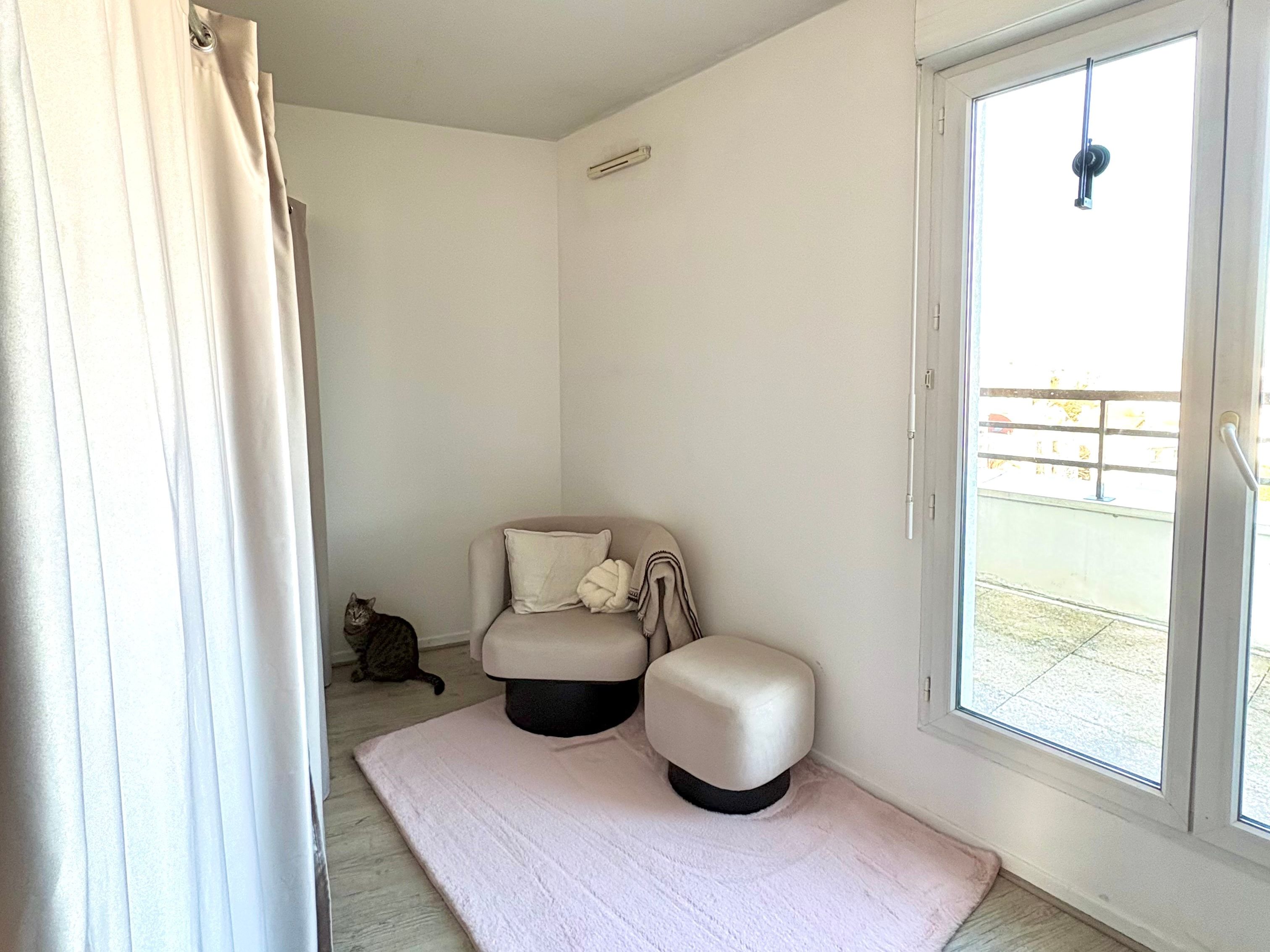 Location Appartement traversant au dernier étage avec terrasse et balcon – proximité de L