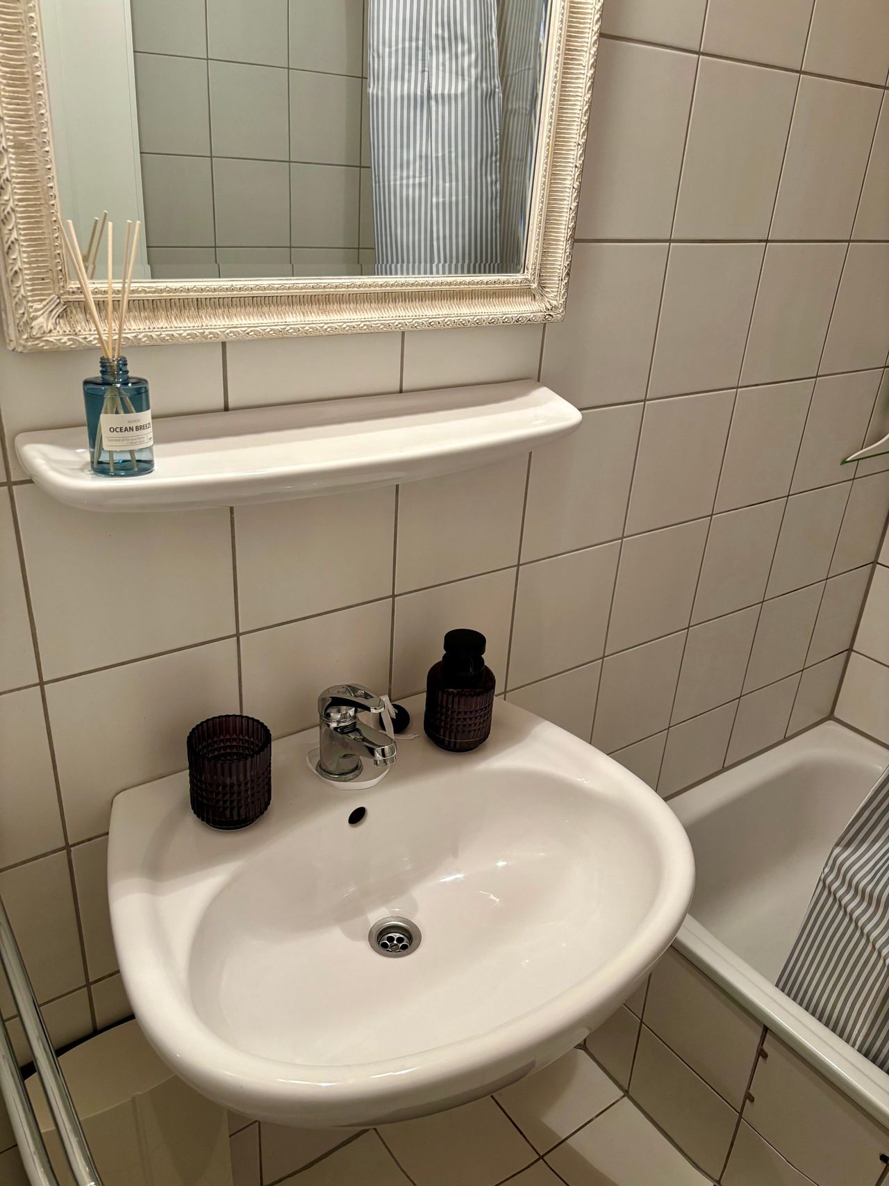Fully furnished 1-room flat right next to the city park
