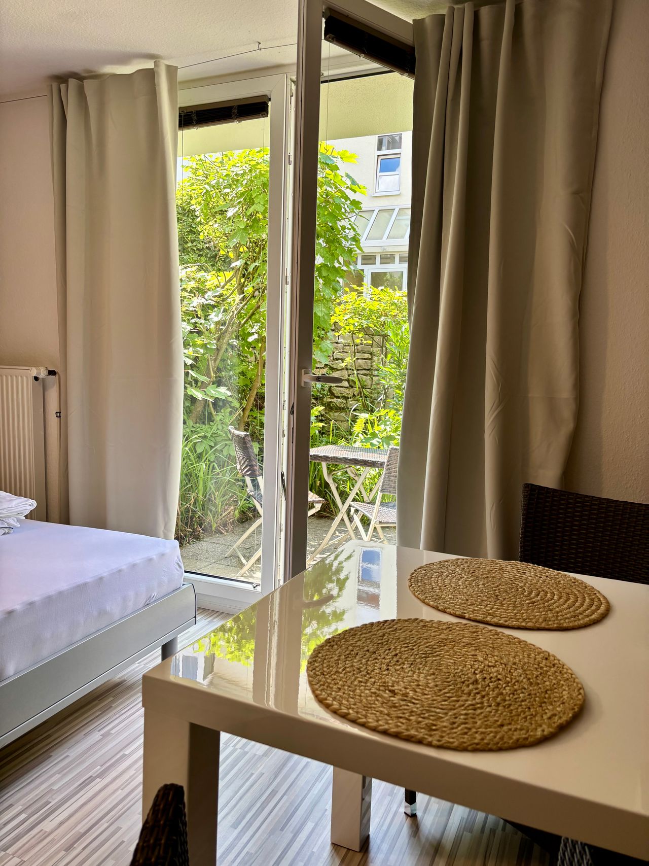 Fully furnished 1-room flat right next to the city park