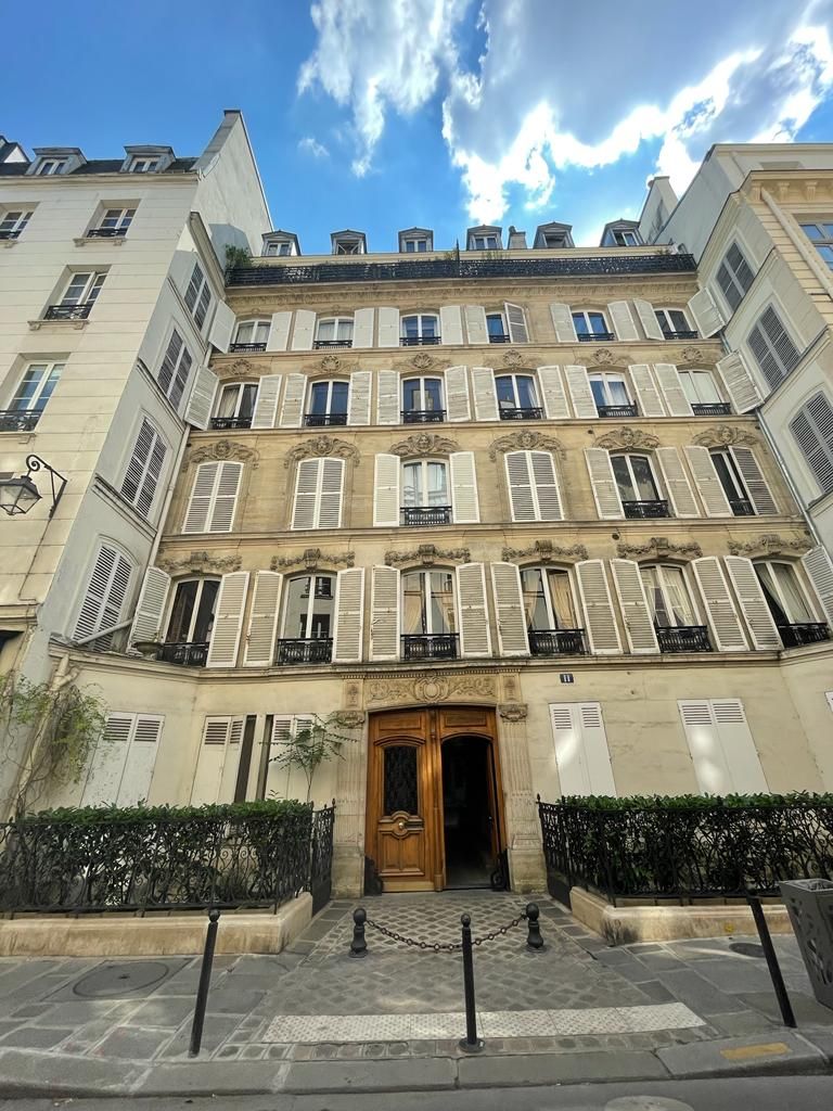 Location Appartement Élégant sur l’Iconique Rue de Verneuil, Paris 7 (loyer tout inclus)