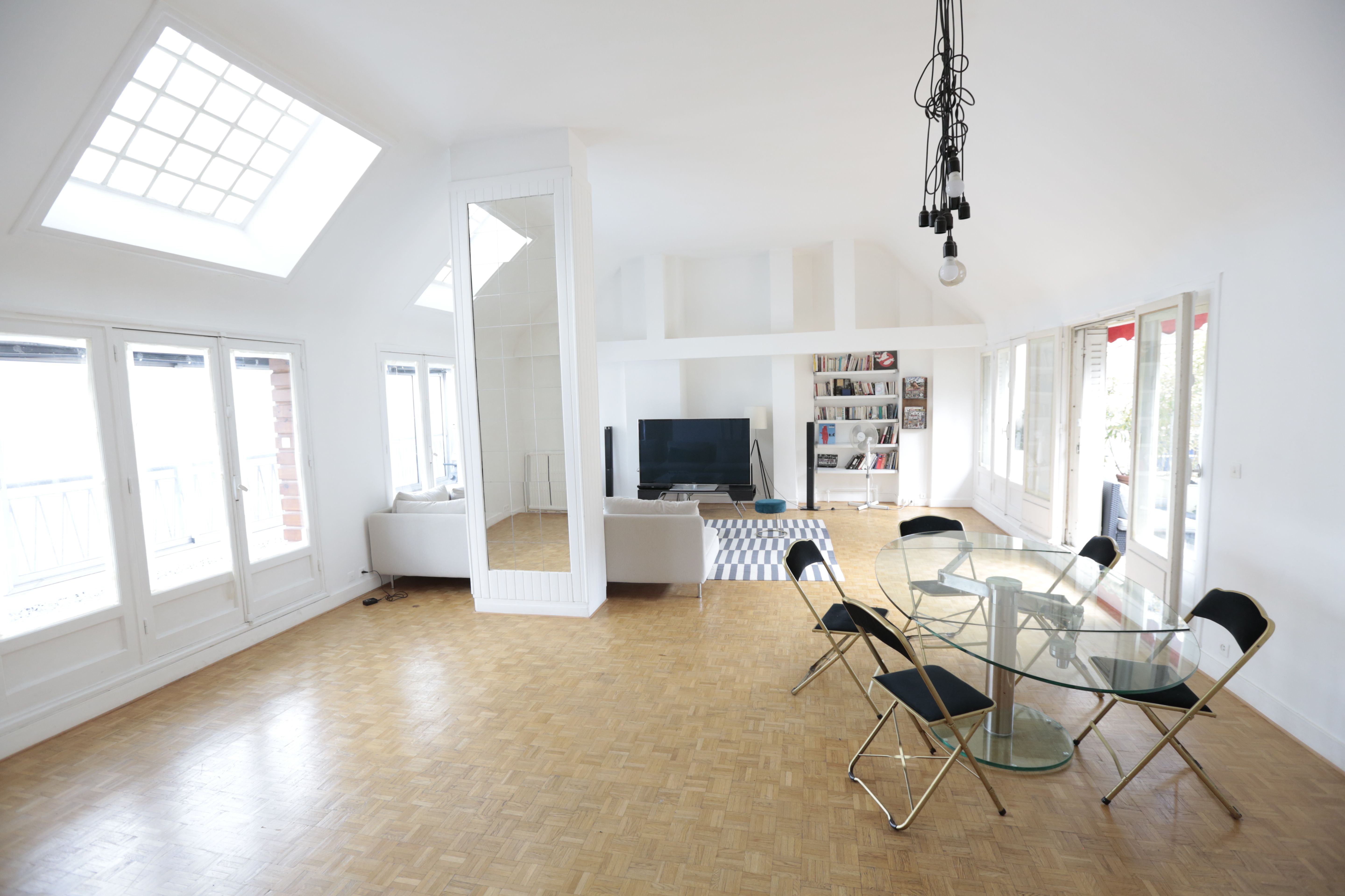 Location Superbe Appartement Meublé en Dernier Étage avec Vue Tour Eiffel (loyer tout inc