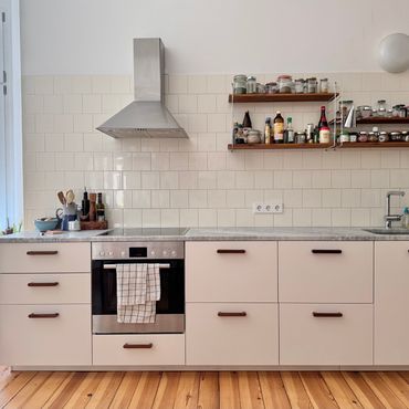 Bright Central Renovated Altbau Near The Spree in Moabit
