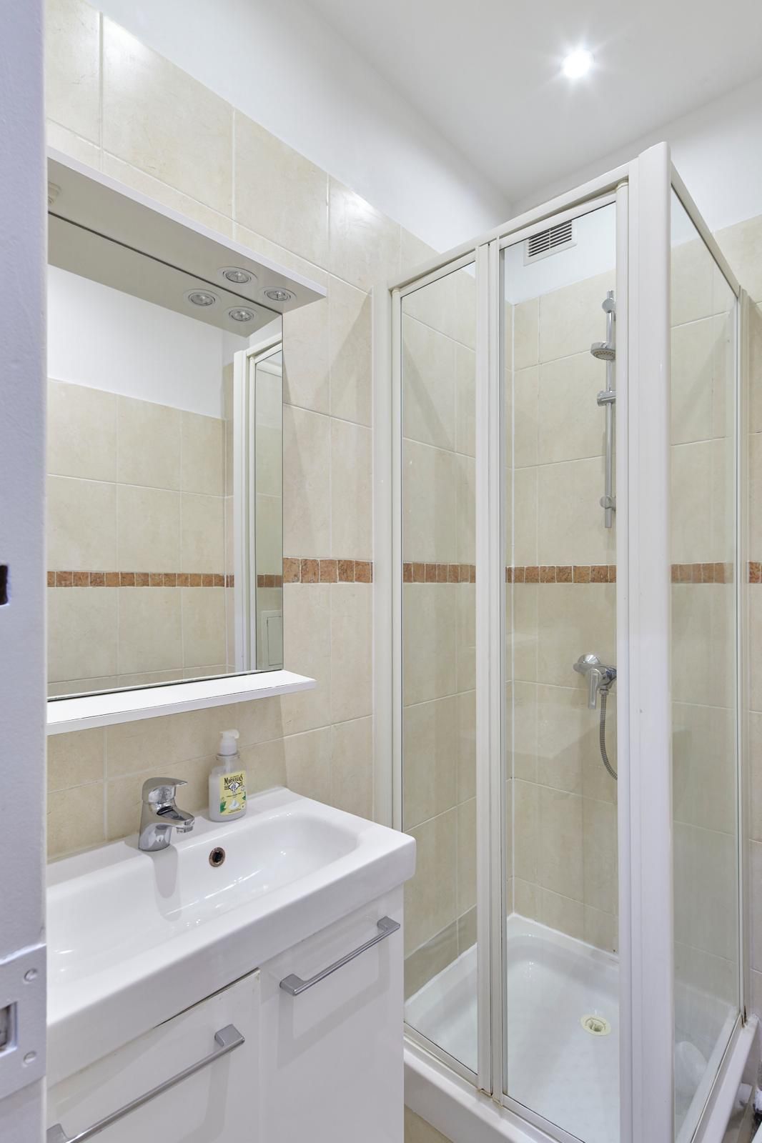 Location Petit Appartement de 27 m² à Louer en Plein Cœur de Paris (loyer tout inclus)