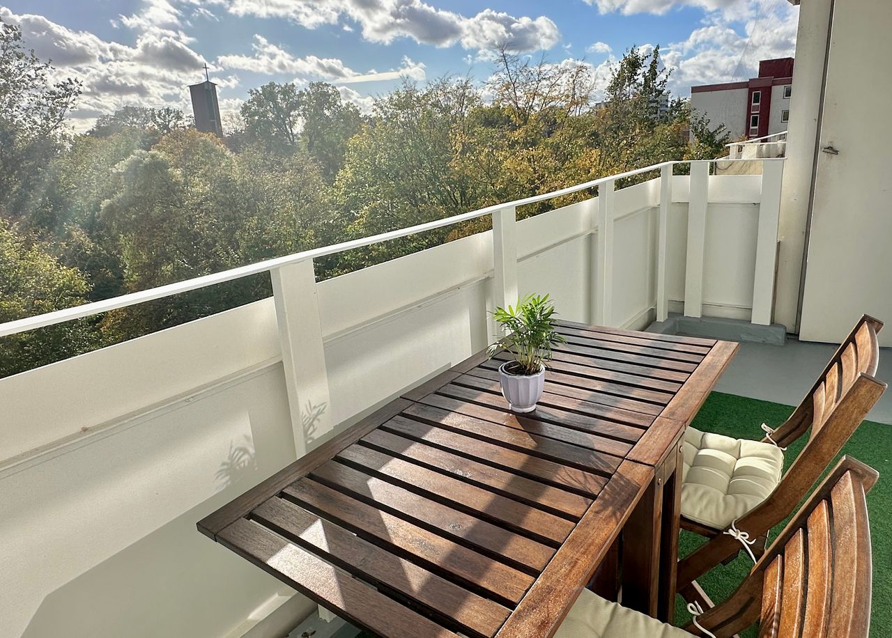 Frisch renovierte, helle Wohnung mit Balkon, Küche, Parkplatz und exzellenter Anbindung