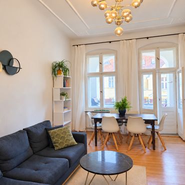 Spacious & charming 3-room apartment near Treptower Park – Balcony, air conditioning & pet-friendly in Plänterwald