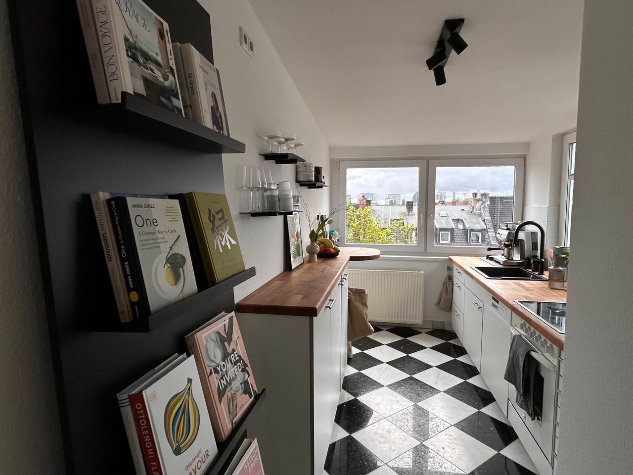 Stylish, lovingly furnished top-floor flat with terrace and view of the famous Frankfurt skyline