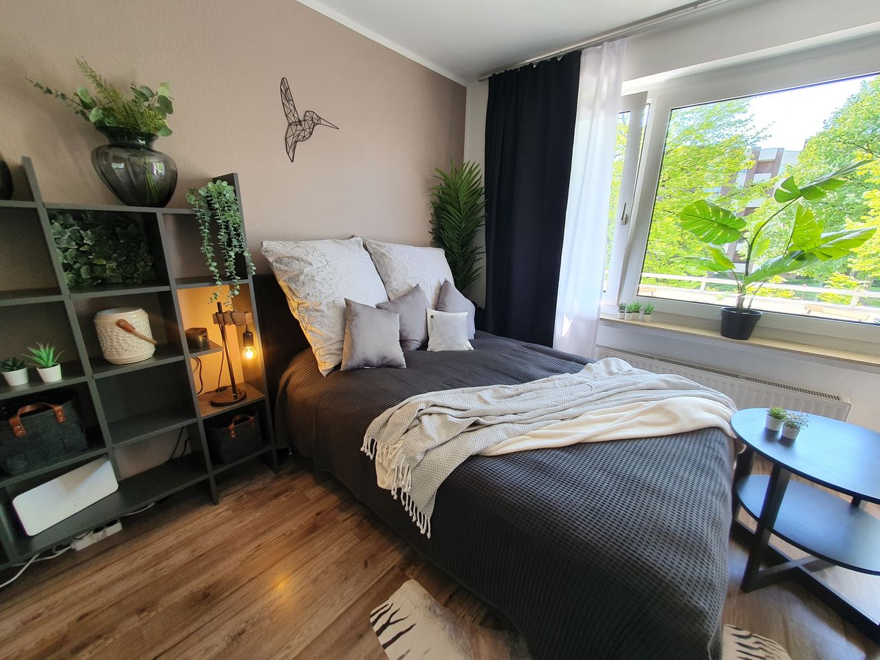 Modern apartment – centrally located with a view “into the green”