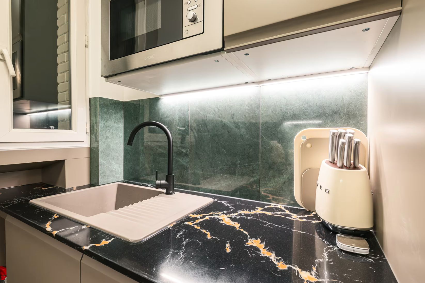 Location Appartement Haussmannien de 4 pièces – 3 Chambres, Paris 15ème (loyer tout inclu
