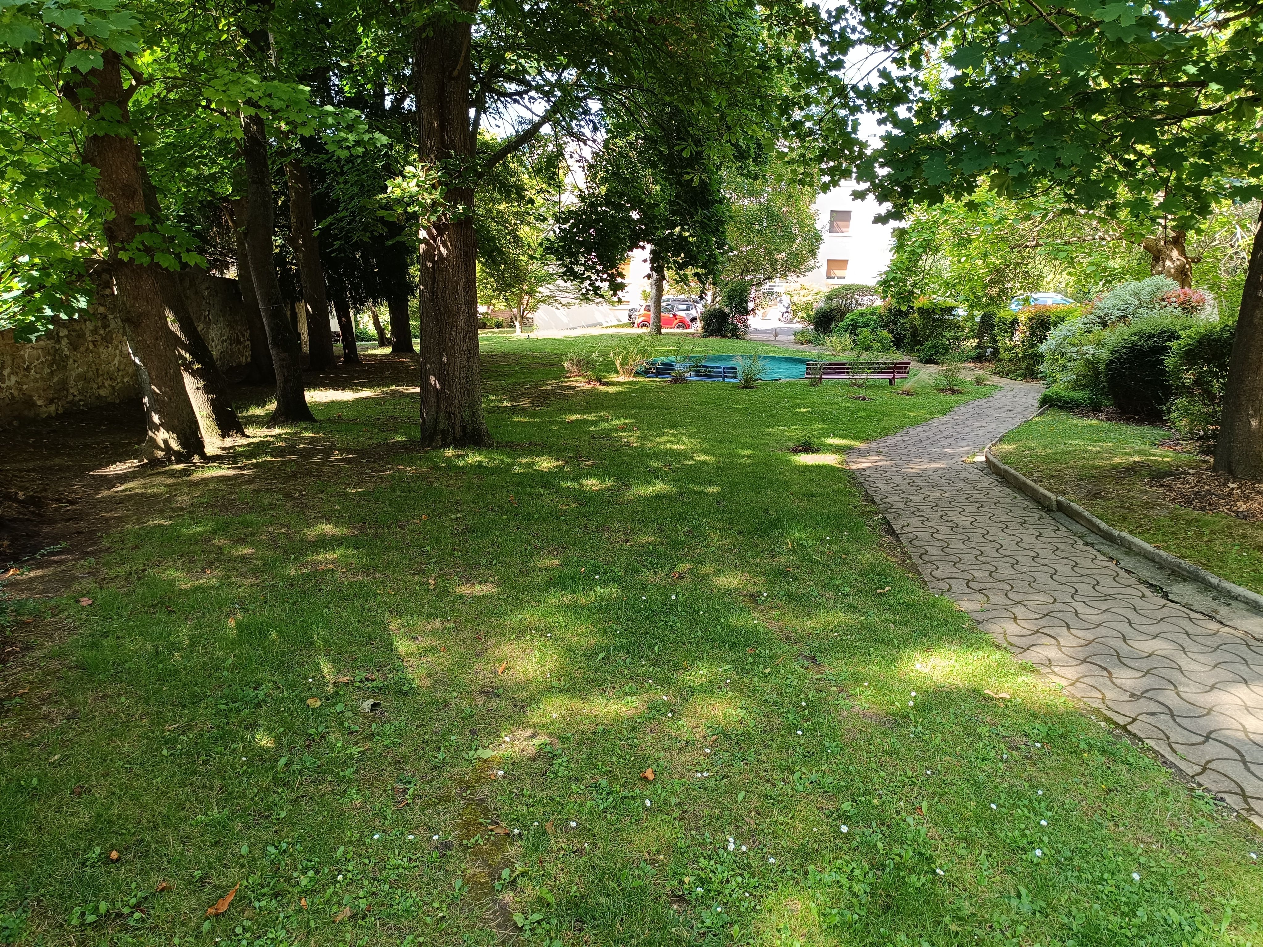 Location T5 -3 chambres - 10 couchages - centre ville  avec parkings -cave - gardien (loy