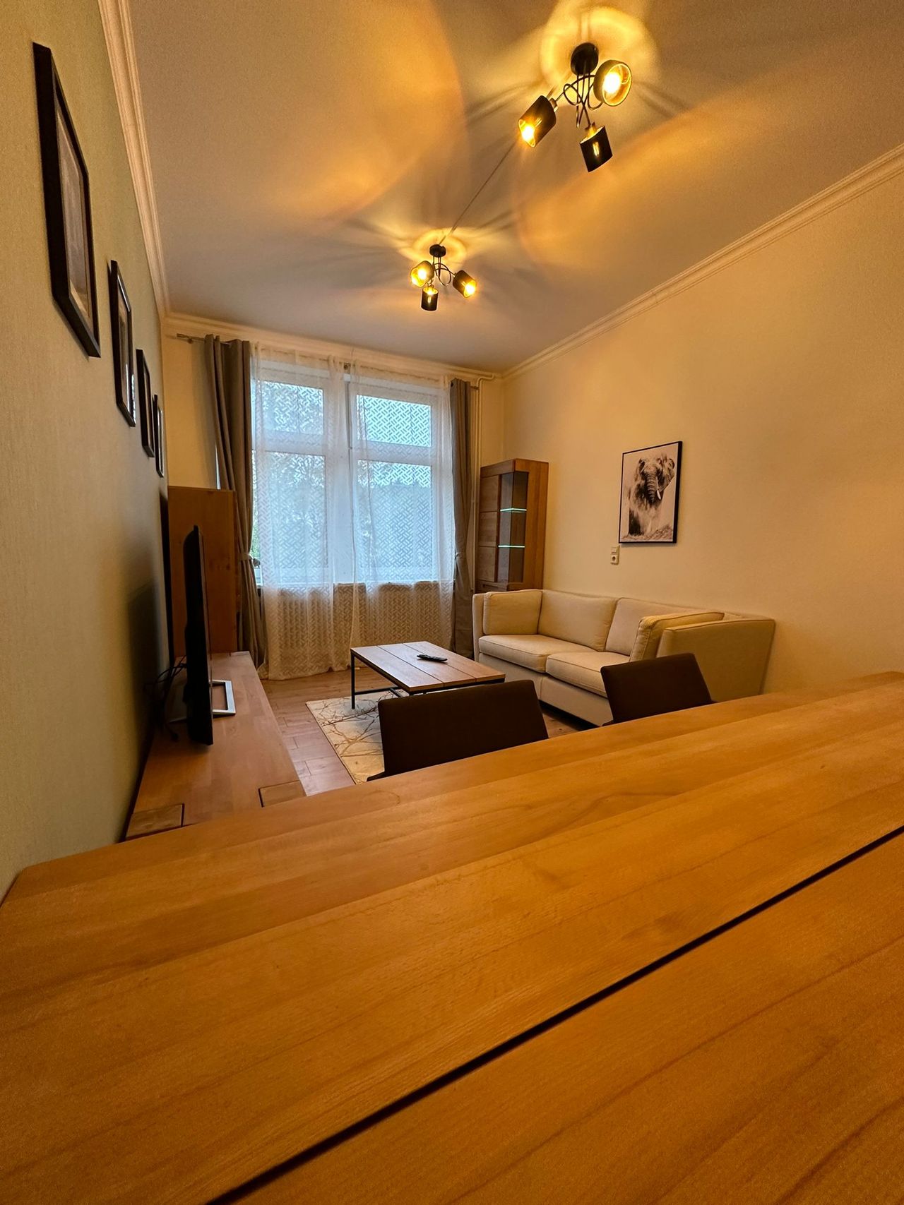 All incl. fully furnished apartment in Frankfurt am Main, with 90 sqm and 2 to 3 bedrooms, 90 qm, balcon and wifi
