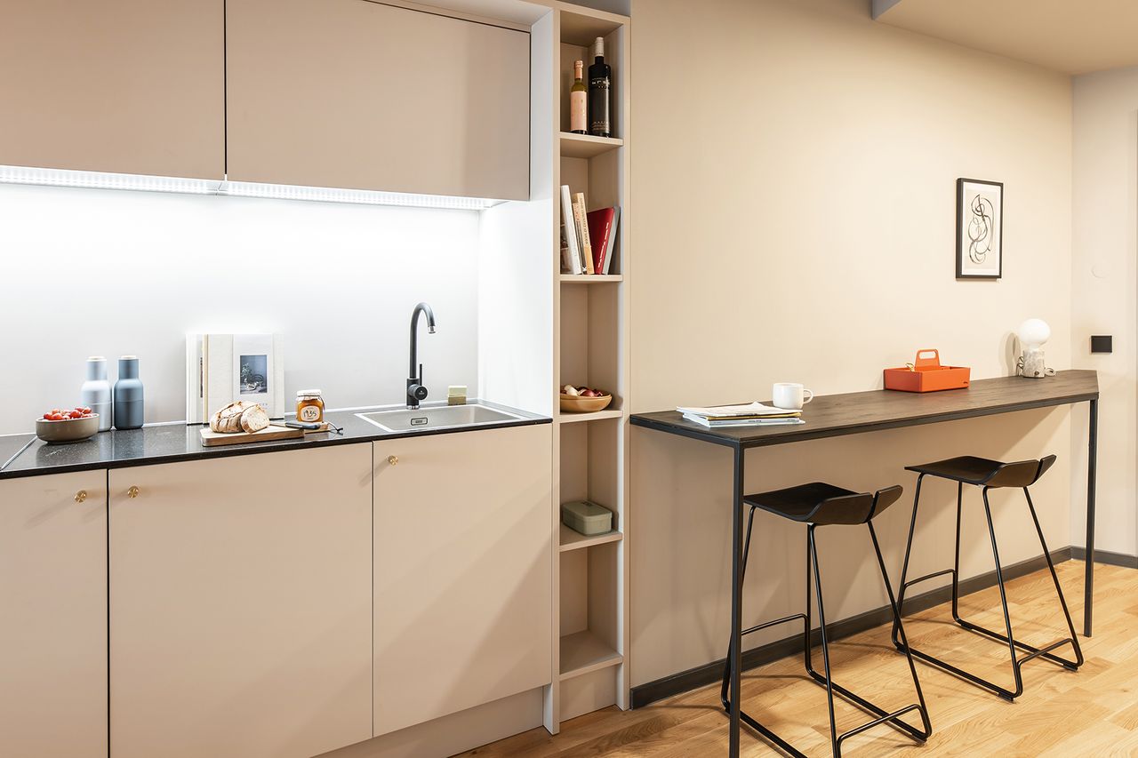 Modern Studio Apartment right at the Airport