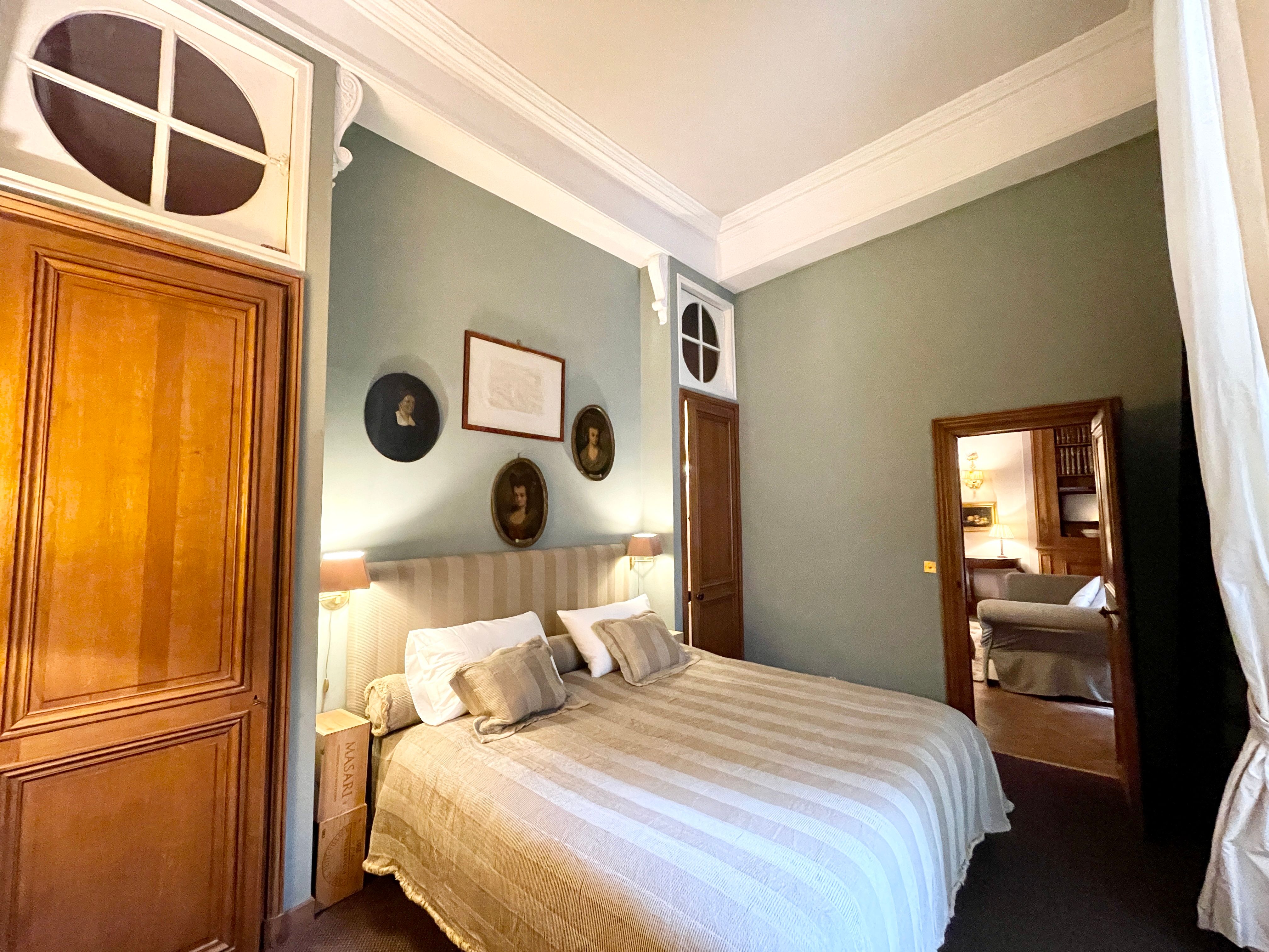 Location Prestigious Apartment in a Historic Building on the Famous Île Saint-Louis (loye
