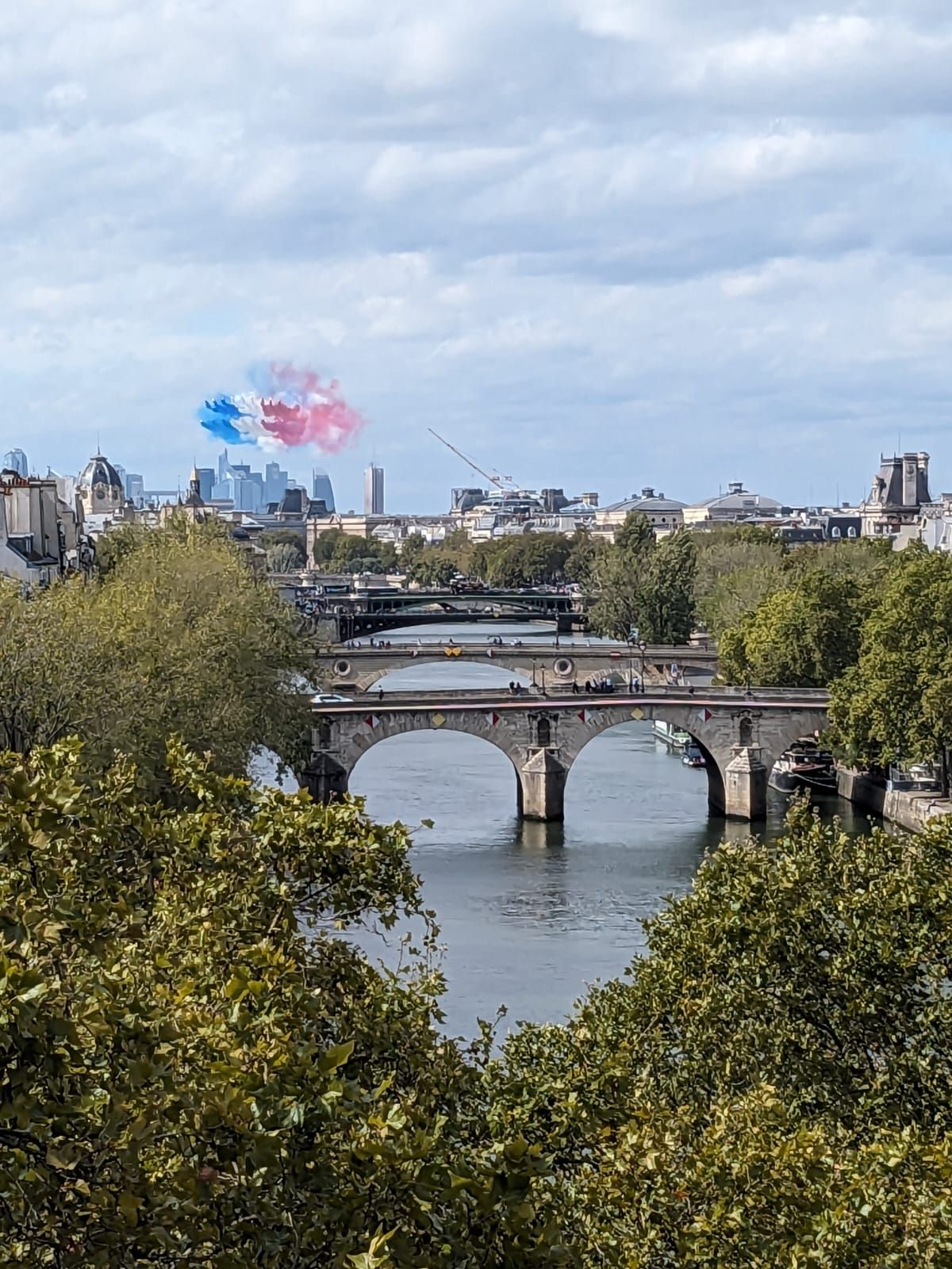 Location Petit studio offrant vue panoramique sur la Seine (loyer tout inclus)