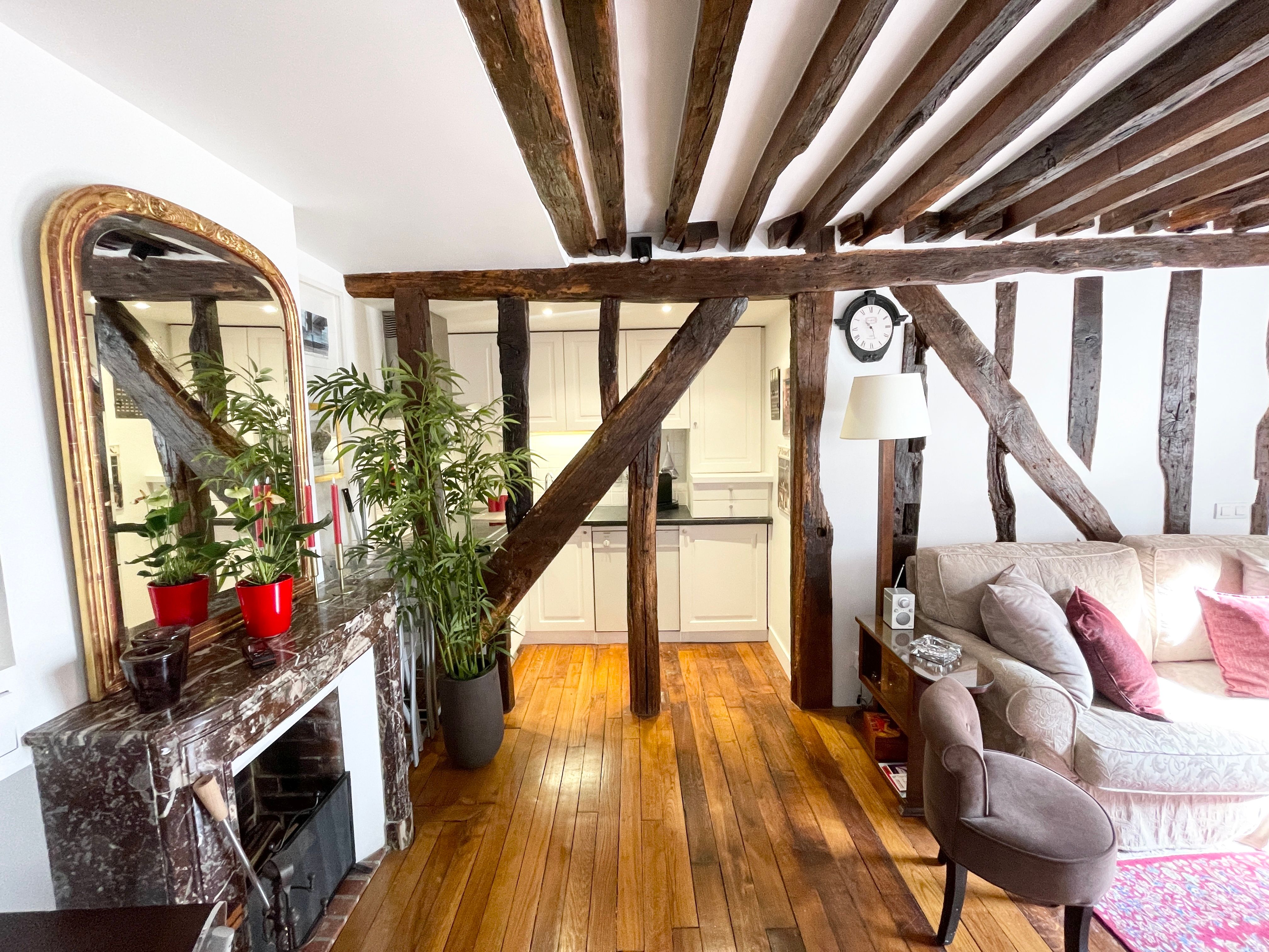 Location Elegant 2-Bedroom Apartment in a Prime Location close to Place des Vosges (loyer
