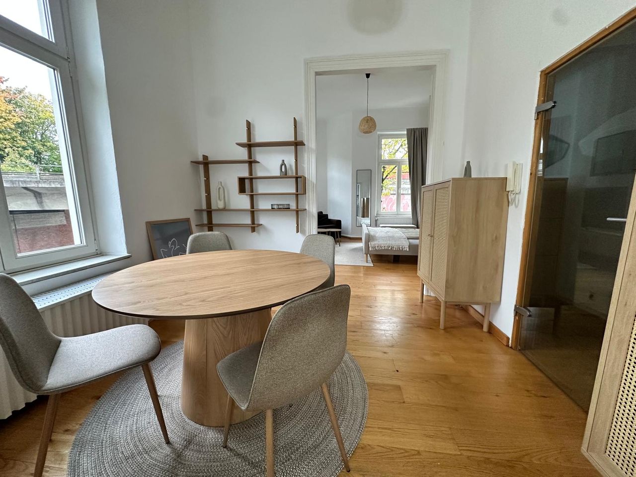 Stylish City Apartment with Designer Furniture & High Ceilings – Near City Center