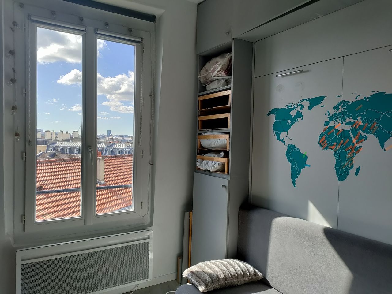 Bright room on top of Paris - toilets on the landing