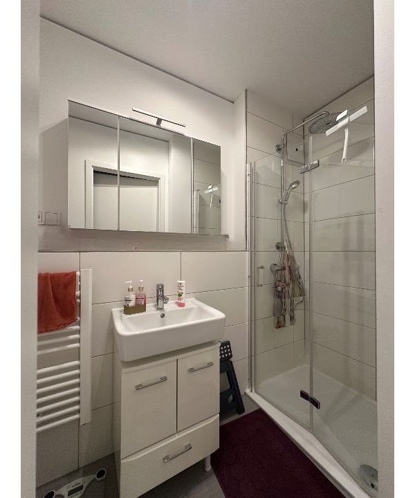 Fully furnished 3-room apartment with fitted kitchen, terrace, underground parking space, and electric charging station—ideal for families!