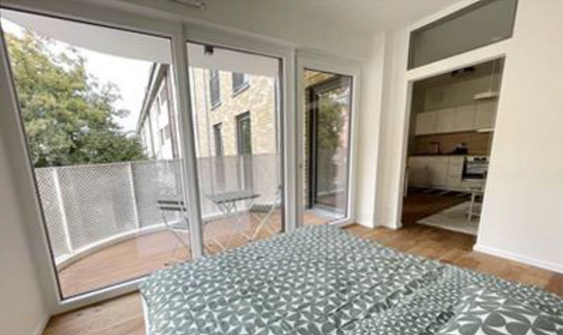 Exklusive Neubauwohnung: Möblierte 2-Zimmer-Wohnung mit Balkon in Bilk