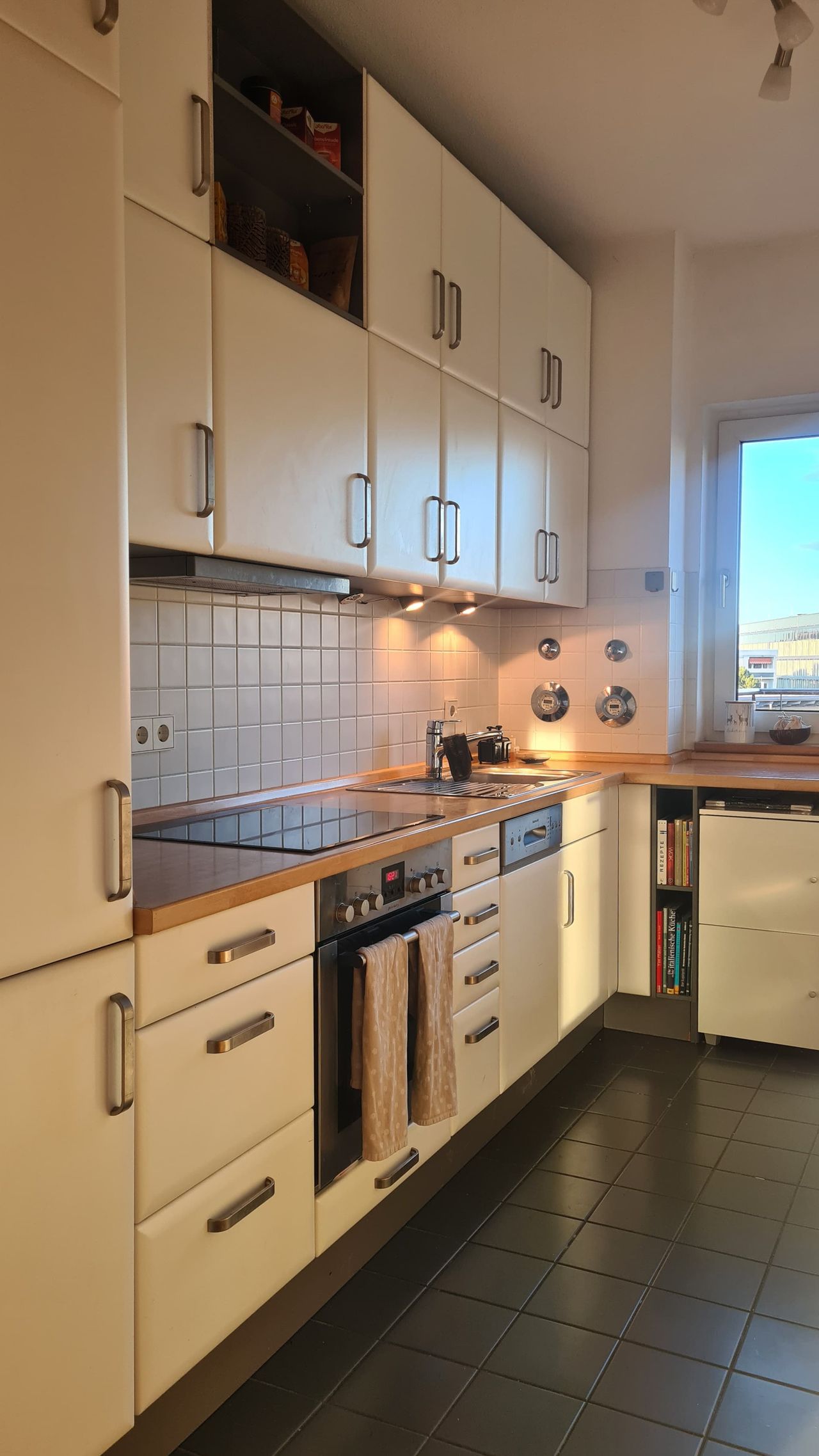 Fully furnished penthouse apartment for interim rent in Munich Moosach