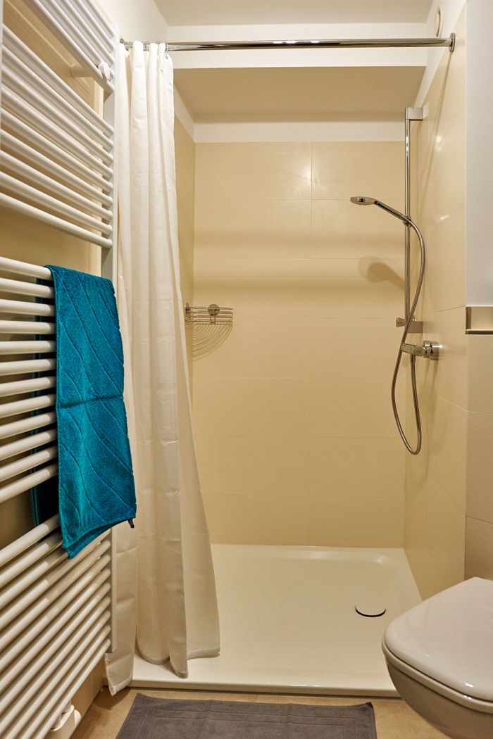 Very comfortable and spacious apartment in well-kept apartment house with elevator in a quiet side street in Lövenich