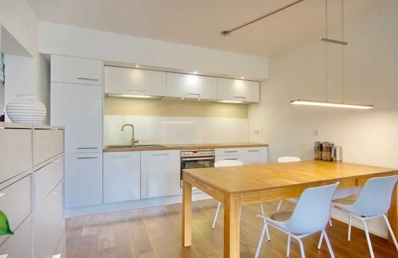 Stylish, bright and fully furnished 96 m² 4-room apartment in excellent location (Unterbilk)