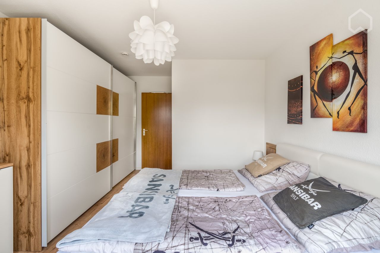 Modern, bright top apartment with balcony, underground parking space & access to private park, 5 min from the main train station in Neuss