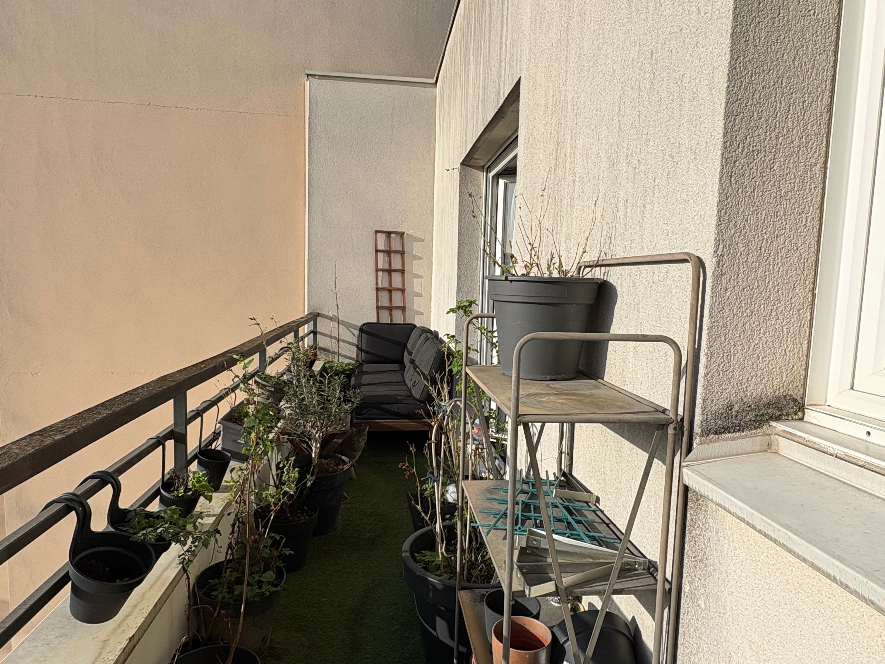 Location Appartement traversant au dernier étage avec terrasse et balcon – proximité de L