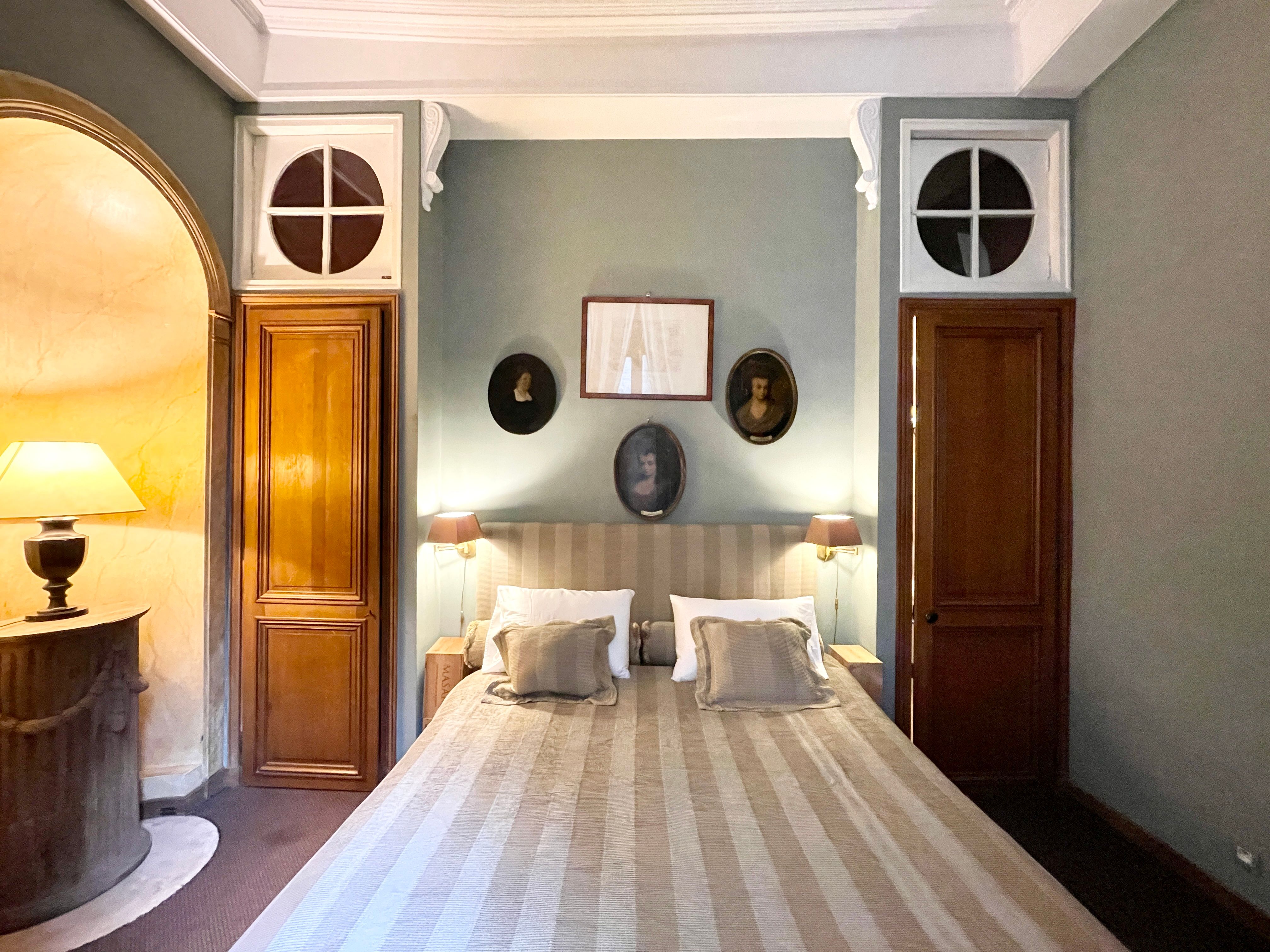 Location Prestigious Apartment in a Historic Building on the Famous Île Saint-Louis (loye