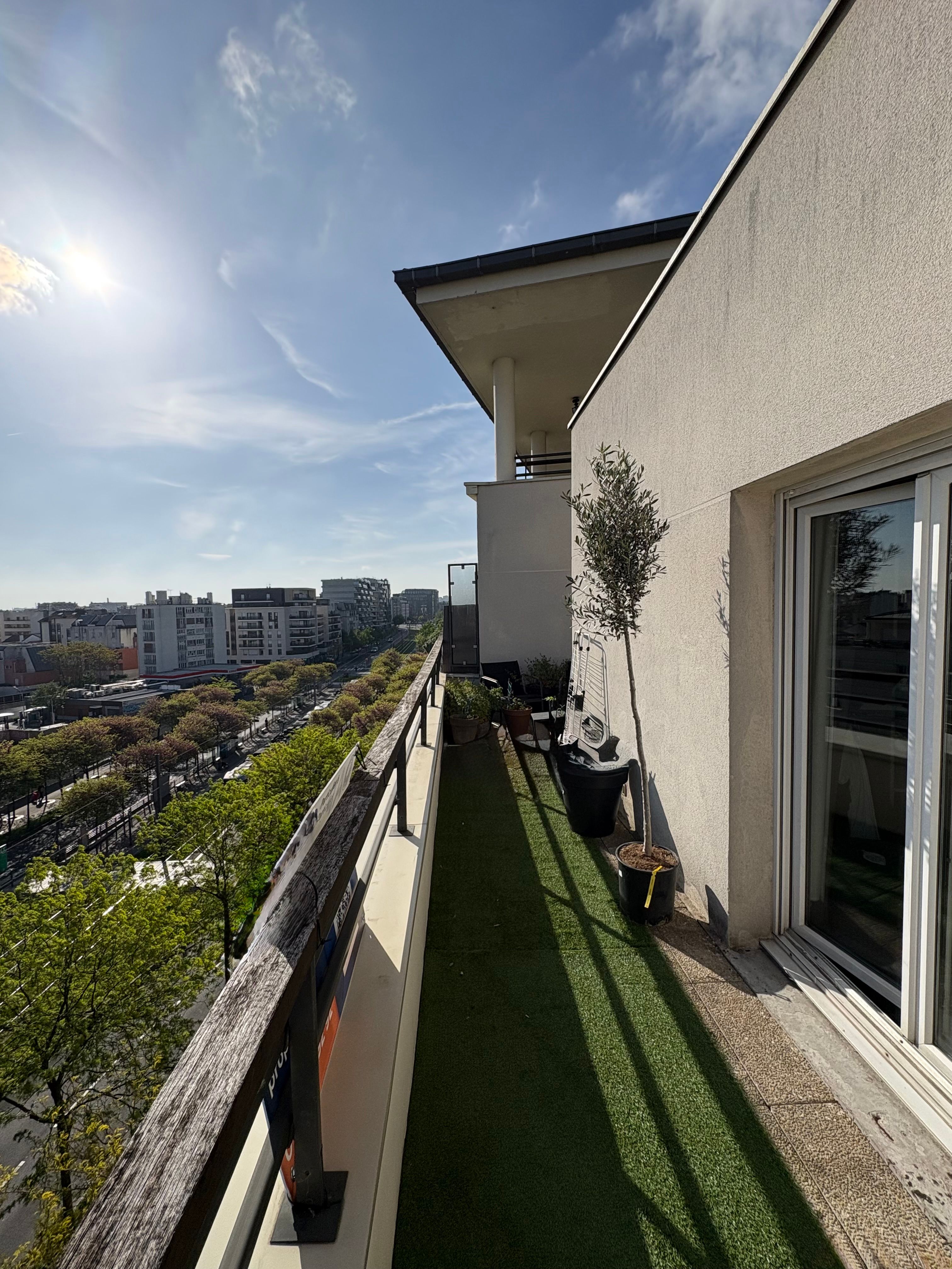 Location Appartement traversant au dernier étage avec terrasse et balcon – proximité de L