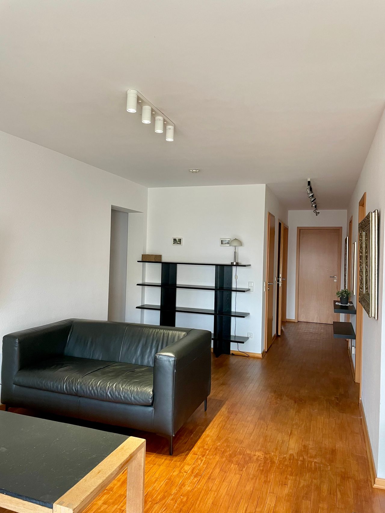 Bright 3-room apartment with balcony & parking in Frankfurt City West