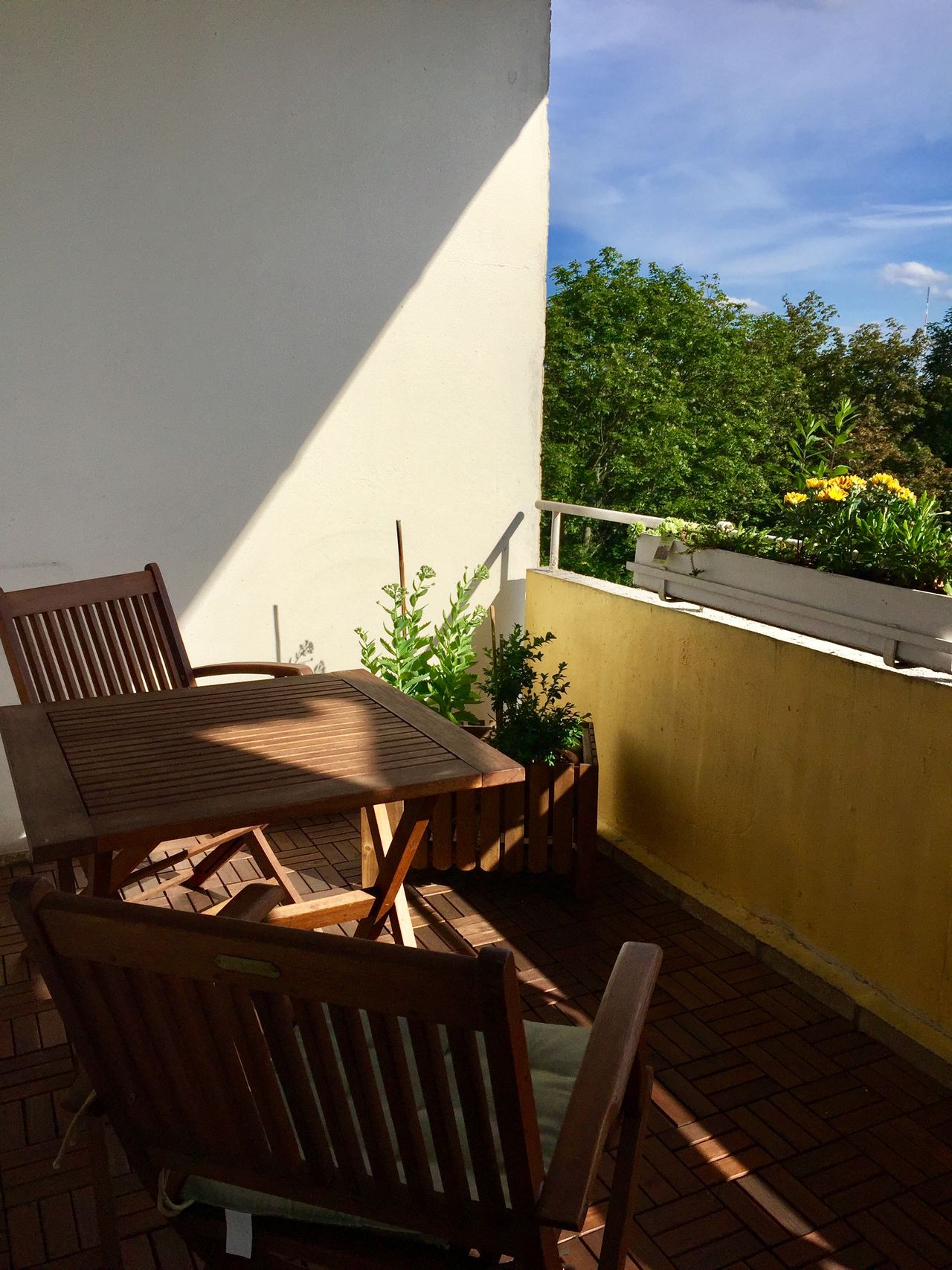 Sunny, furnished 2-bedroom with a great view