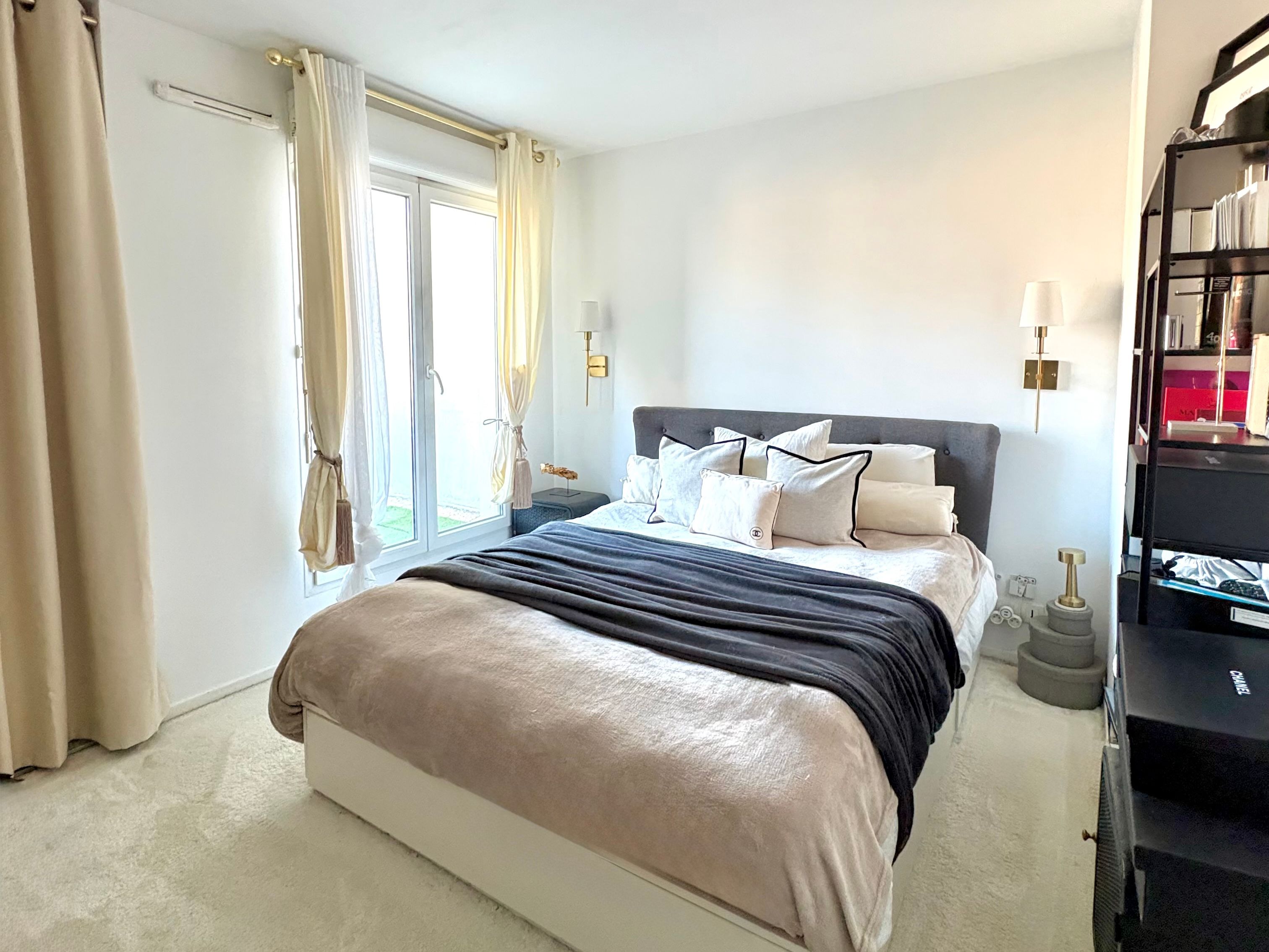 Location Appartement traversant au dernier étage avec terrasse et balcon – proximité de L
