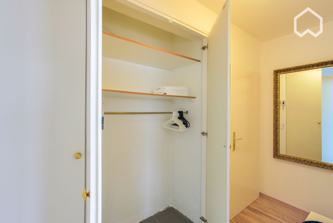 Bright, modern Apartment 15 mins from Cologne centre by train (car park optional)