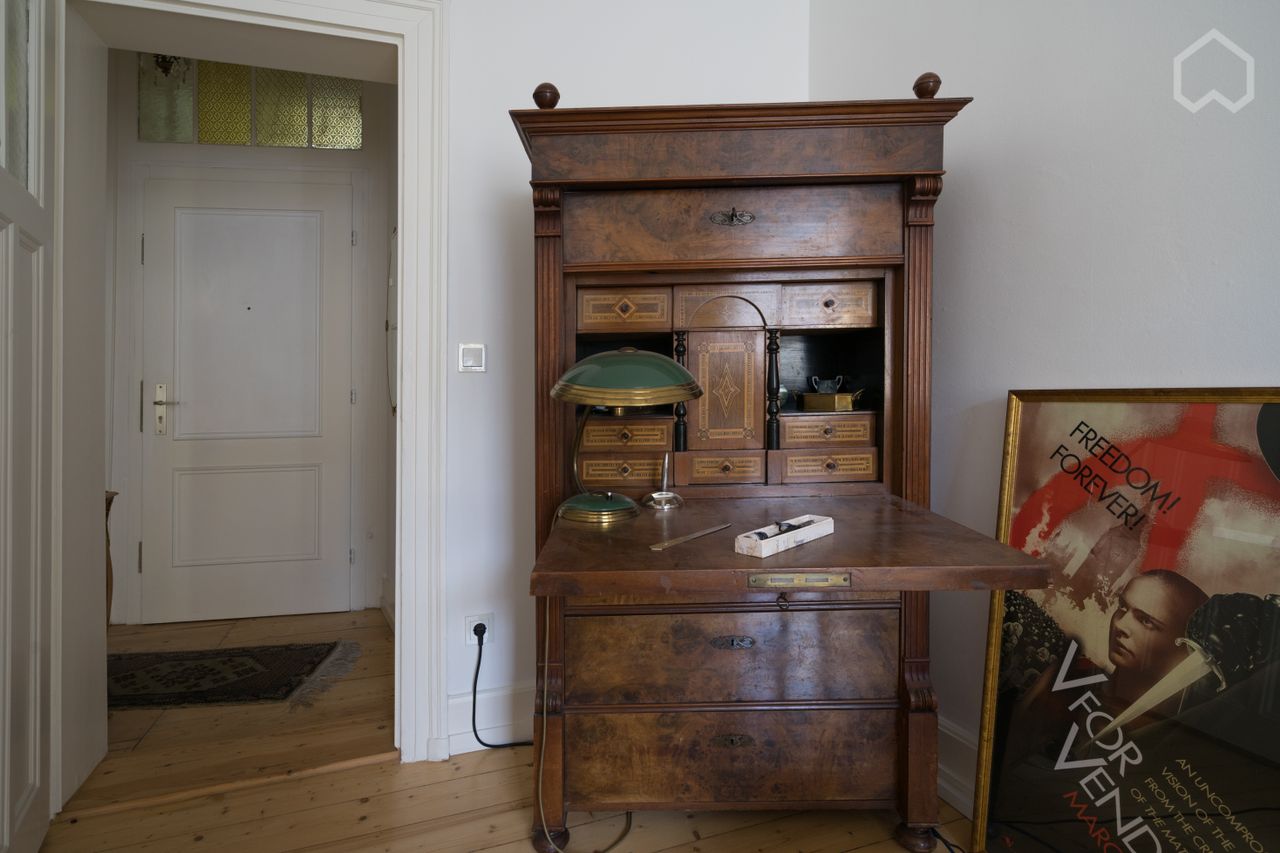 Stylish and modern-antique mix: Beautiful 2 room apartment in central Frankfurt City + E-Scooter