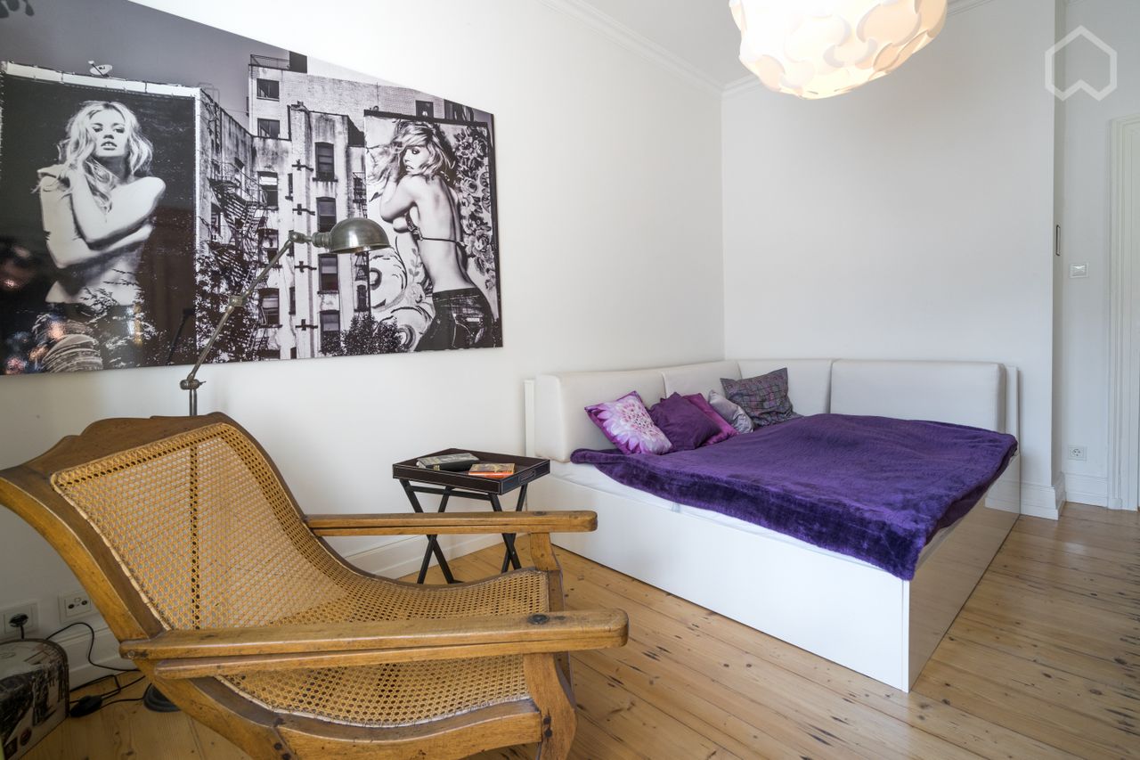 Stylish and modern-antique mix: Beautiful 2 room apartment in central Frankfurt City + E-Scooter