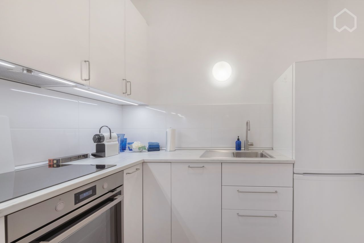 Single-Apartment near University and Grunewald, top renovated, fully furnished, high quality and modern furnishings. No commission