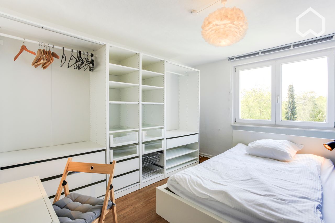 Stylish and pretty apartment with roof terrace, located in Sülz Cologne's favorite district. Digitally equipped.