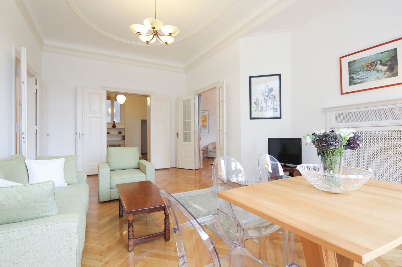 High-quality and well-maintained 3.5 room flat in an representative old building and perfect location near Savigniplatz