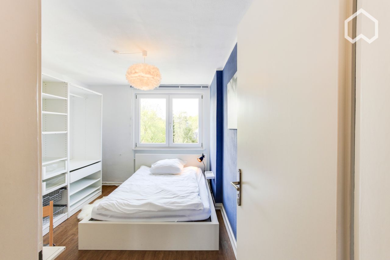 Stylish and pretty apartment with roof terrace, located in Sülz Cologne's favorite district. Digitally equipped.