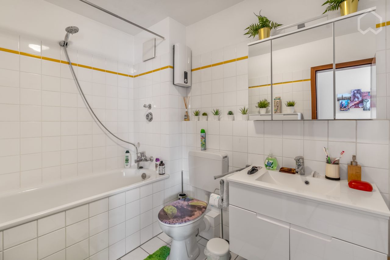 Modern, bright top apartment with balcony, underground parking space & access to private park, 5 min from the main train station in Neuss