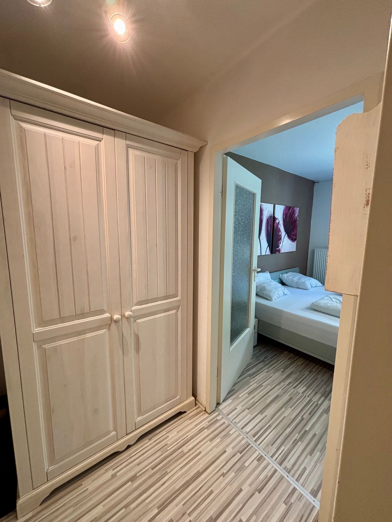Fully furnished 1-room flat right next to the city park