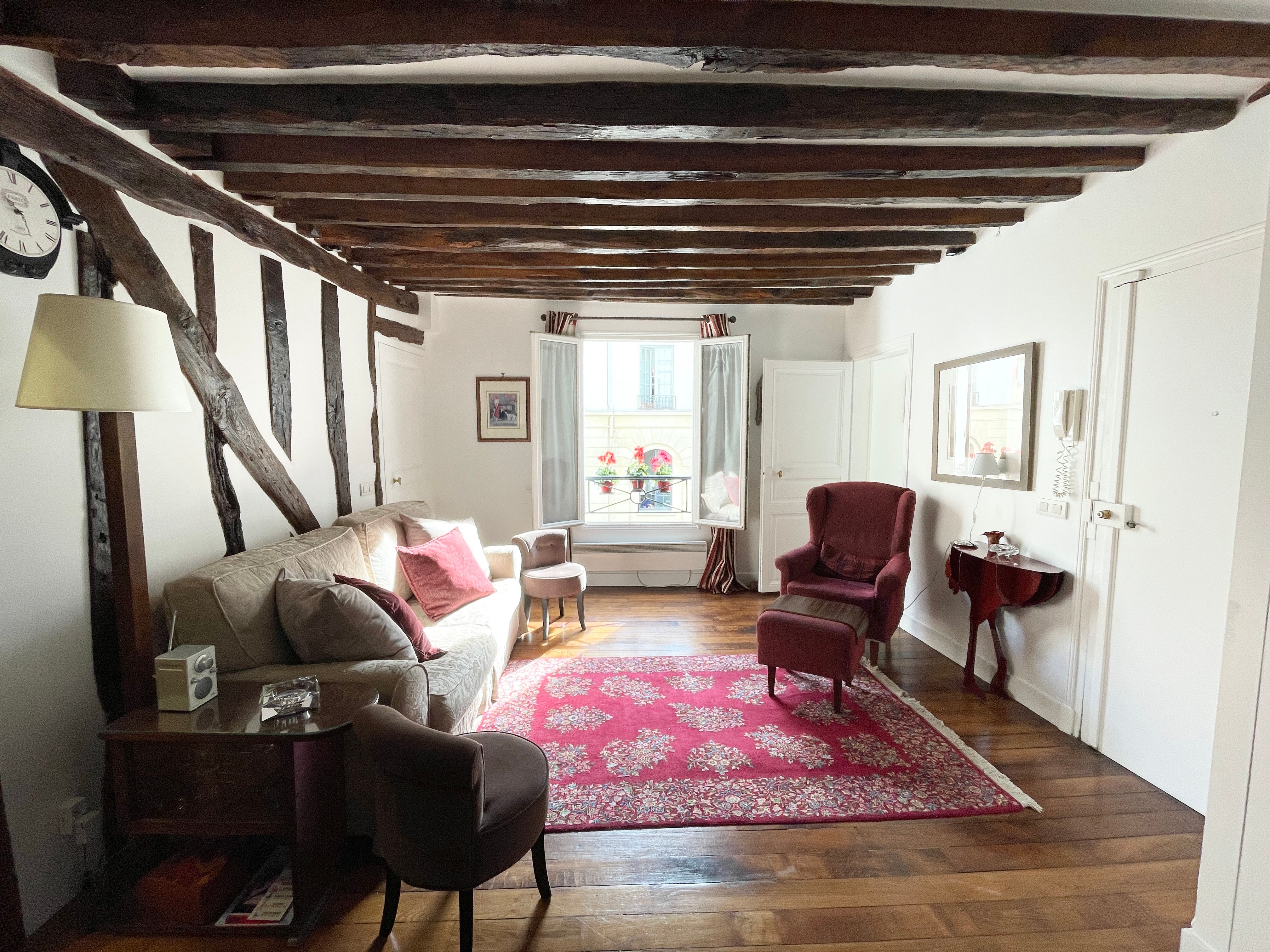 Location Elegant 2-Bedroom Apartment in a Prime Location close to Place des Vosges (loyer