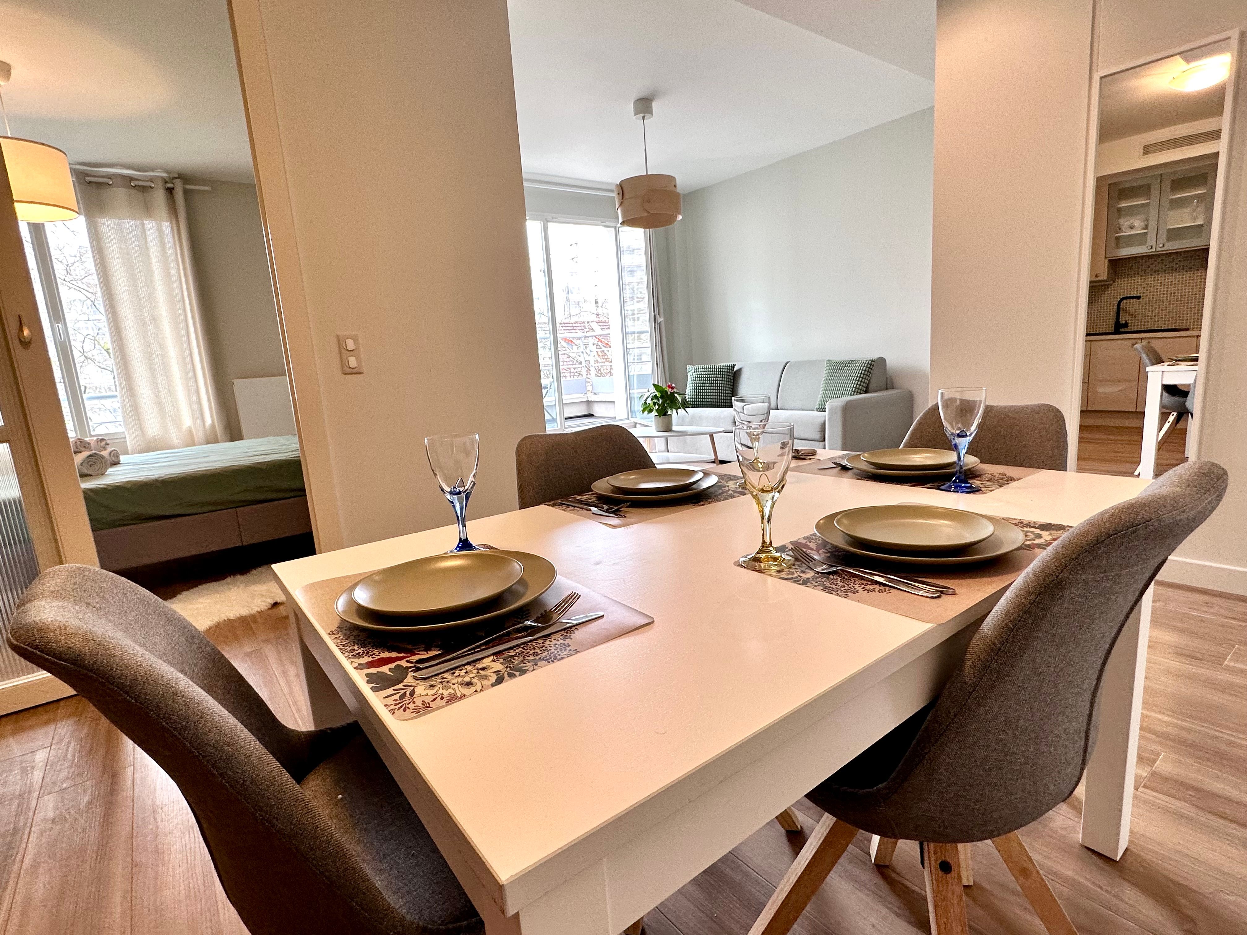 Location Appartement deux pièces neuf et meublé avec soin avec imprenable sur tout Paris 