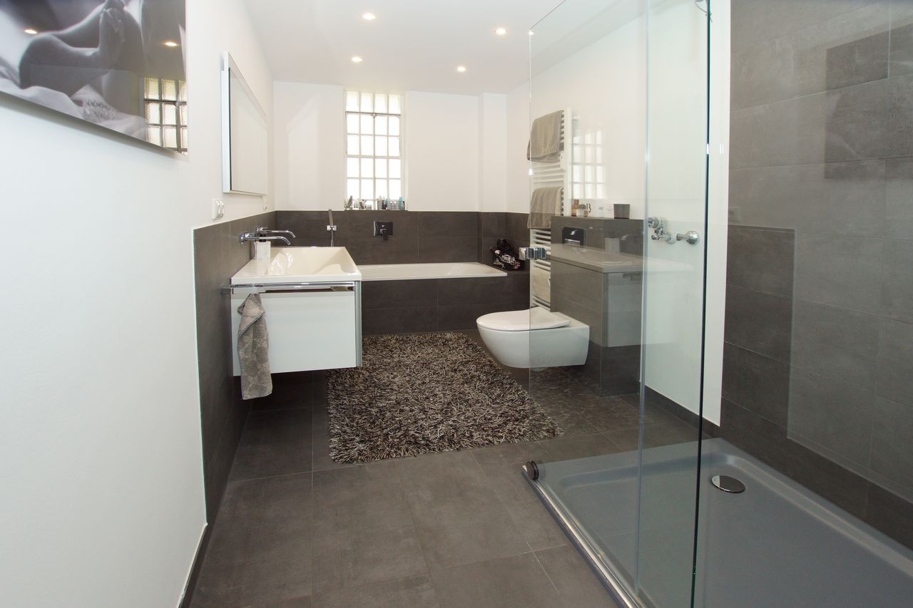 Stylish, fully furnished apartment featuring modern design, high-quality amenities, and a brigt, open layout. (Düsseldorf)