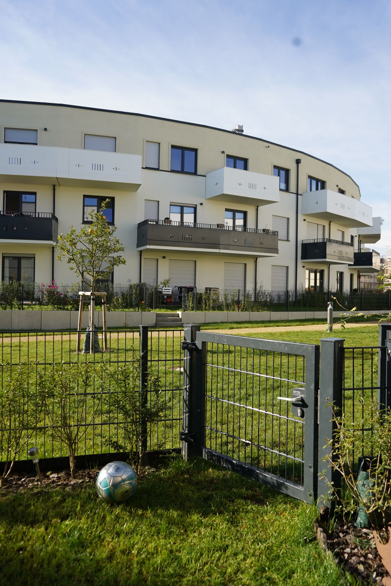 Lovely & quiet new family house in Alt-Mariendorf - great common playground and community