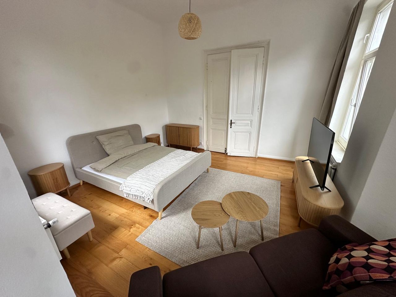 Stylish City Apartment with Designer Furniture & High Ceilings – Near City Center