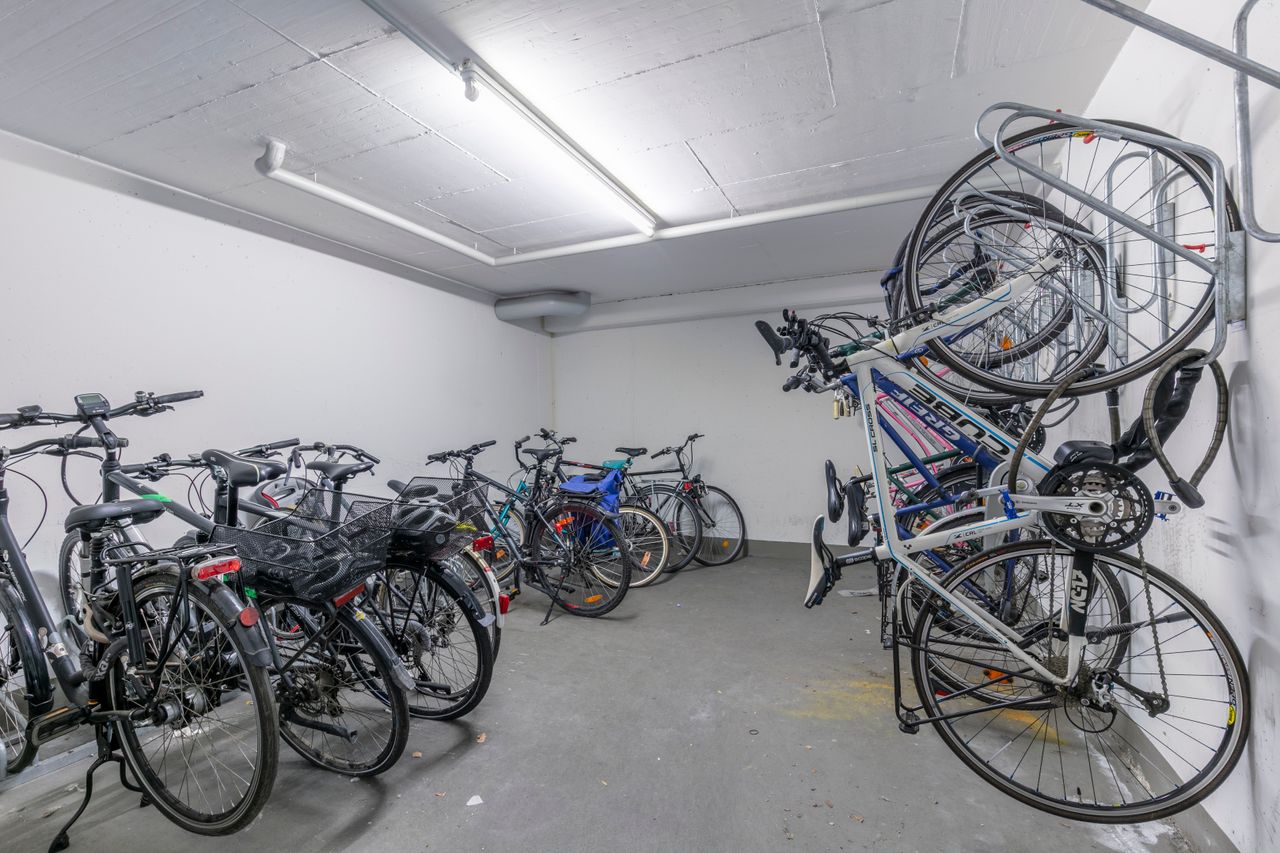 Completely renovated maisonette flat in central Nippes with underground parking and lift